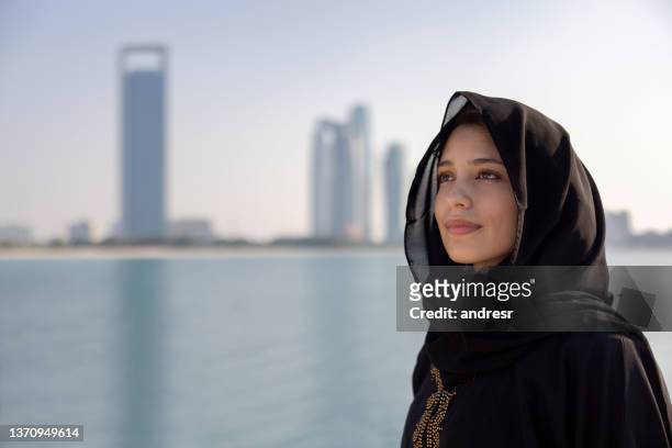 donna mediorientale all'aperto che indossa un hijab nero - cultura araba foto e immagini stock