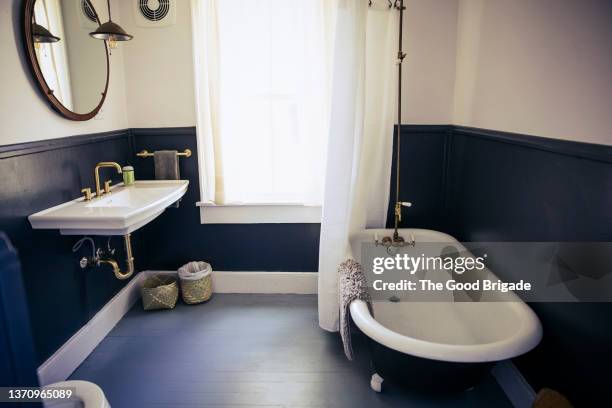 free standing bathtub and sink in bathroom - 据え置き型バスタブ ストックフォトと画像