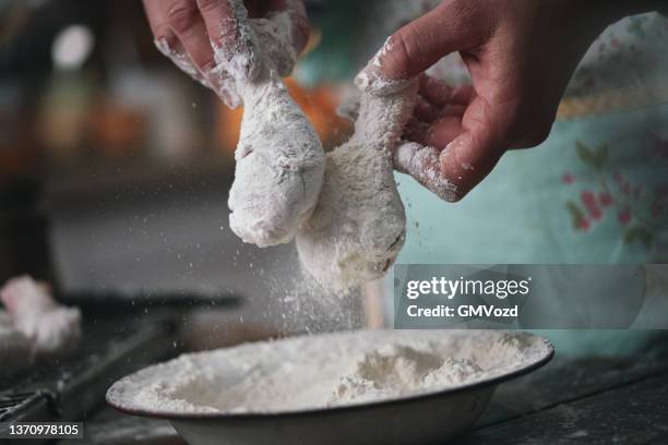 preparing crispy fried chicken drumsticks - gefrituurde kip stockfoto's en -beelden