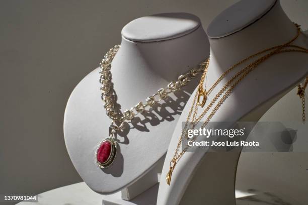 shopping in a luxury jewelry store. - colar imagens e fotografias de stock