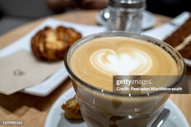 white ceramic cup of cappuccino on top with beautiful delicate latte art. - coffee cup top view stockfoto's en -beelden