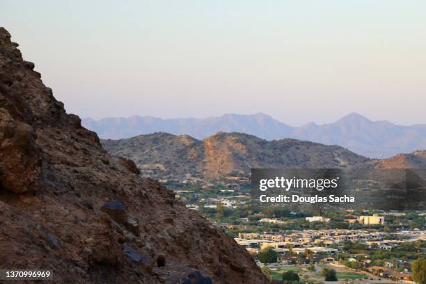 camelback mountain view - glendale arizona - fotografias e filmes do acervo