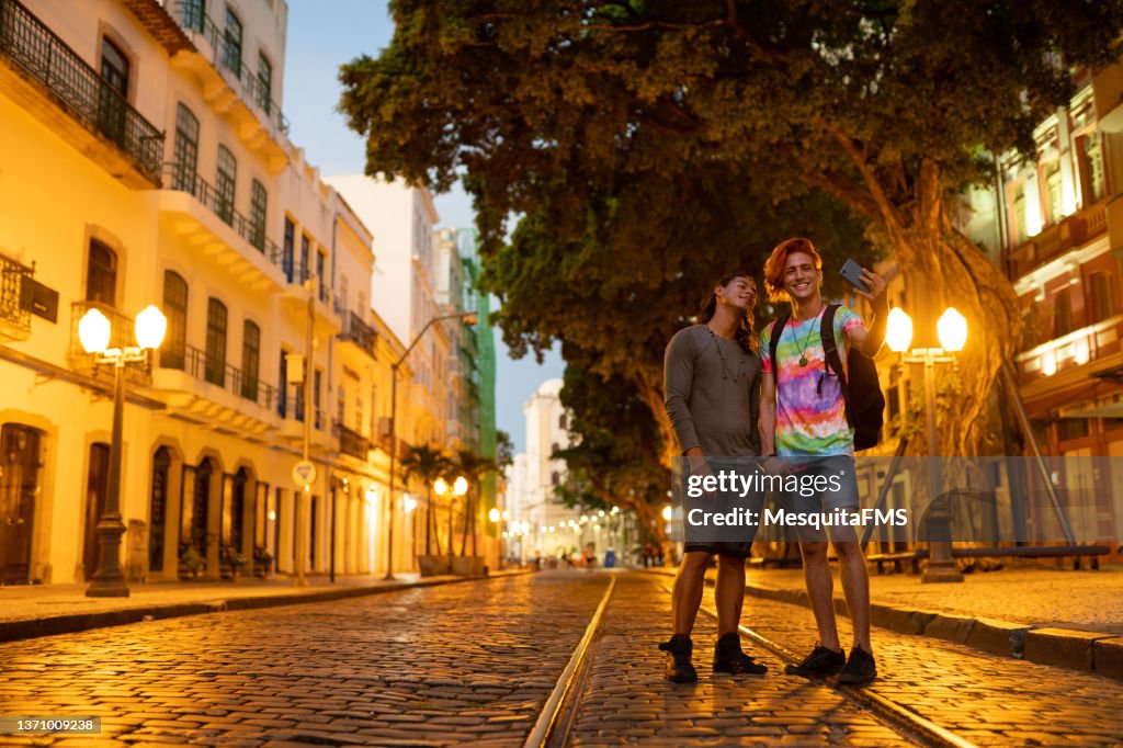 Casal gay tira selfie em Recife, Pernambuco