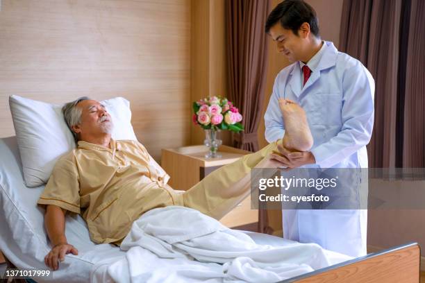 hospital ‘s staff at the hospital room. - spinal cord injury stock pictures, royalty-free photos & images