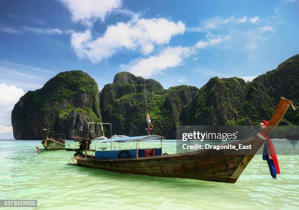 beautiful turquoise beach in thailand with longtail boat, phi phi island, thailand - longtailboot stockfoto's en -beelden