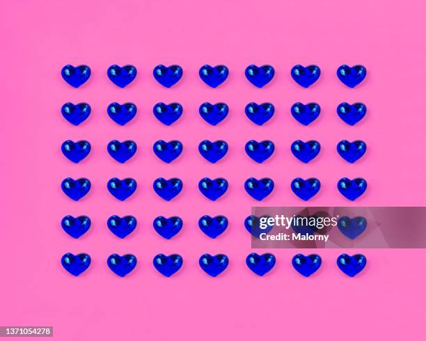 hearts made of glass on pink background. - birthday template picture stock-fotos und bilder