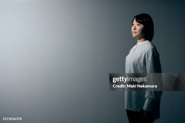 portrait of generation y looking to the future - japanese woman looking up stock-fotos und bilder