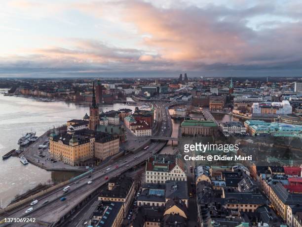 dramatic sunset over the gamla stan old town in stockholm, sweden - centralbron stock pictures, royalty-free photos & images