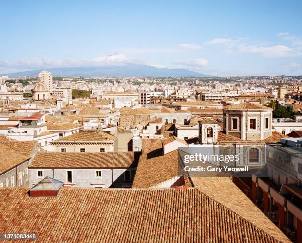 rooftops and mount etna in catania - etna orange stockfoto's en -beelden