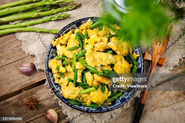 asparagus scrambled eggs - scrambled eggs stock pictures, royalty-free photos & images