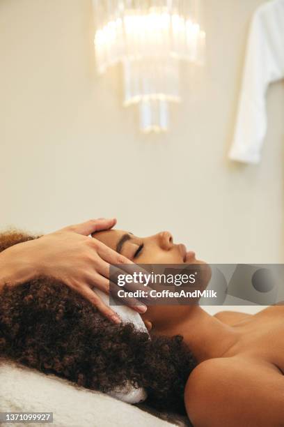 el procedimiento de la medicina estética - massaging fotografías e imágenes de stock