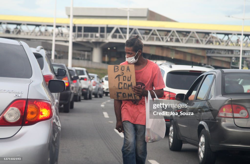 Hombre pidiendo dinero en tránsito