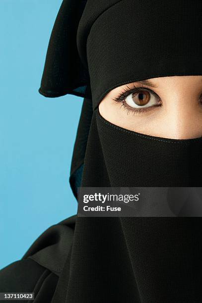 eye of woman wearing hijab - voile religieux photos et images de collection