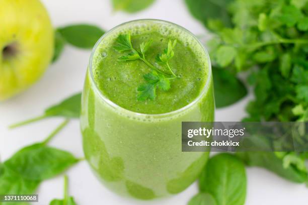 apfelgrüner smoothie - parsley stock-fotos und bilder