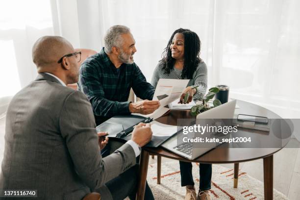 should you rent or buy. - traders stockfoto's en -beelden