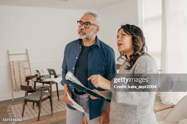 die entscheidung, wann sie ein kleineres haus verkleinern sollten, kann ihr geld sparen - wohngebäudeversicherung stock-fotos und bilder