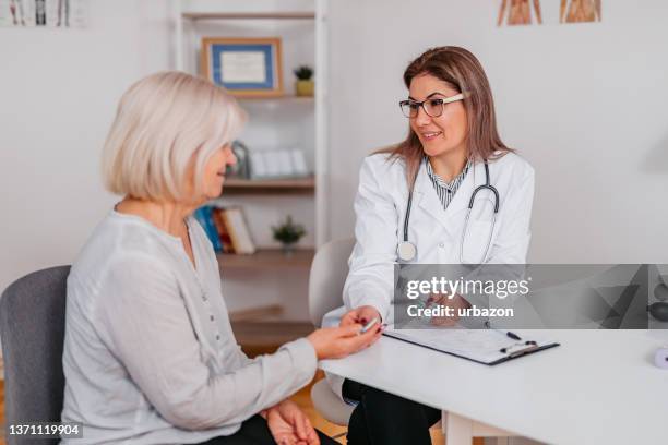 doctor's office visit - symptom stockfoto's en -beelden