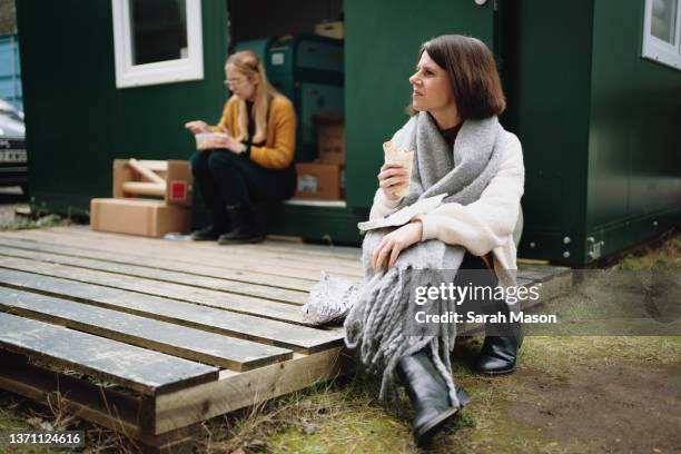 colleagues sat outside on lunch break - femalefocuscollection stock-fotos und bilder