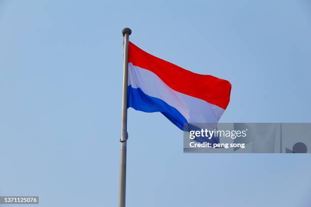 the flag of the netherlands - nederlandse vlag stockfoto's en -beelden