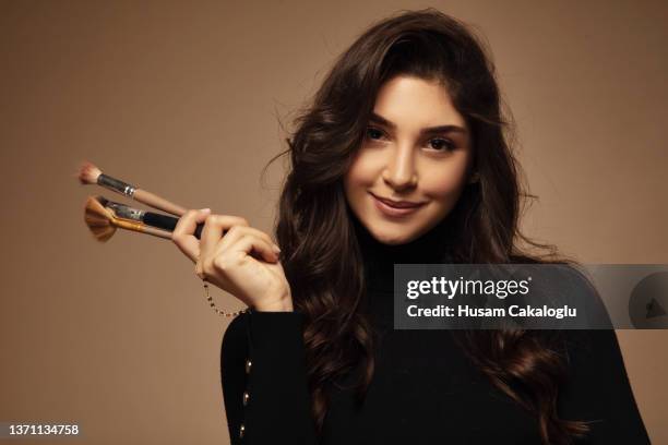 ritratto di bella donna carina che tiene i pennelli per il trucco. - pennello-da-trucco foto e immagini stock
