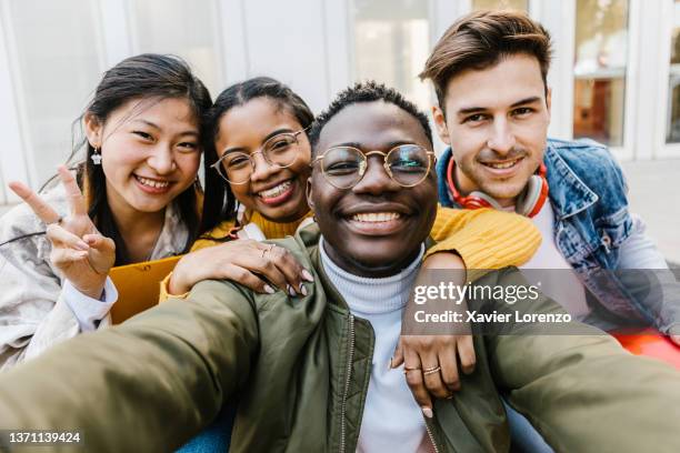 self portrait of multiracial group of young student friends - adolescencia fotografías e imágenes de stock