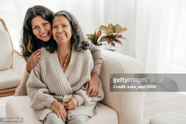 in-home care for seniors - daughter stockfoto's en -beelden