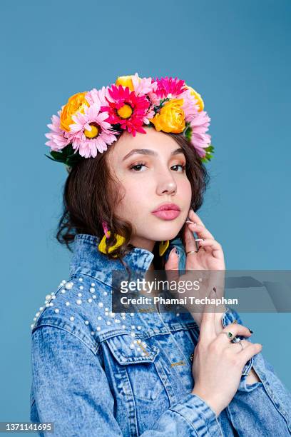 beautiful woman wearing floral crown - 花頭 個照片及圖片檔