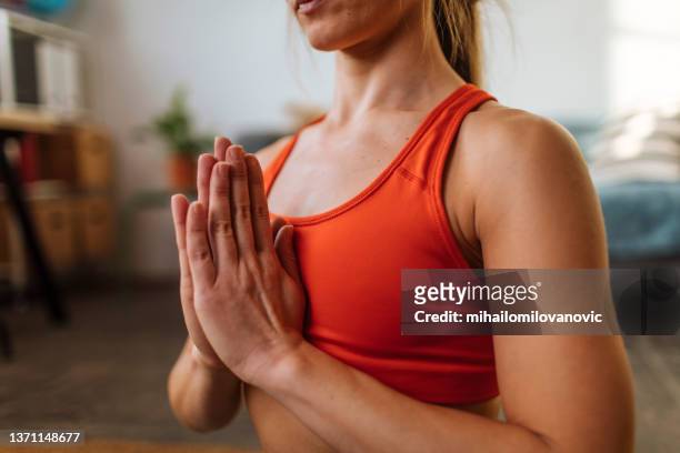 ruhe yoga - mudra stock-fotos und bilder