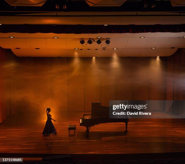 woman pianist preparing her recital in the concert hall - theatre performer stockfoto's en -beelden