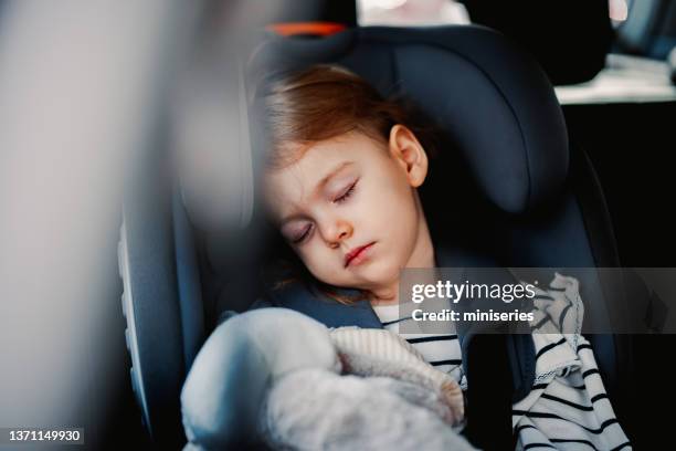 little girl sleeping while traveling by car - sleeping in car stockfoto's en -beelden