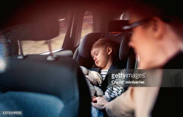 niña durmiendo mientras viaja en coche con su madre - sleeping in car fotografías e imágenes de stock
