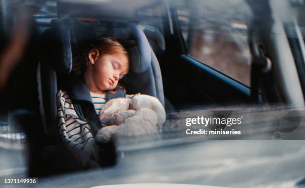 little girl sleeping while traveling by car - back seat stock pictures, royalty-free photos & images