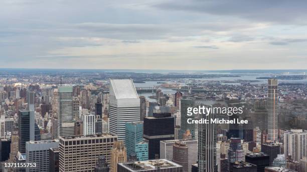 high angle view of upper east side and sutton place in new york - astoria foto e immagini stock
