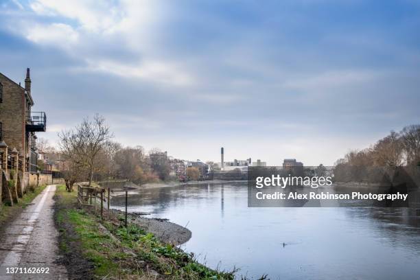 the river thames at mortlake in winter - mortlake stock pictures, royalty-free photos & images