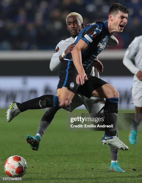 Ruslan Malinovskyi of Atalanta BC is challenged by Henry Onyekuru of Olympiacos during the UEFA Europa League Knockout Round Play-Offs Leg One match...