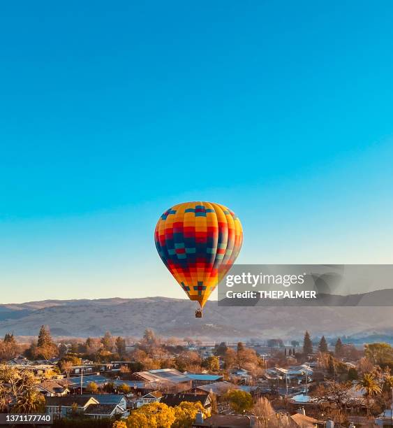 heißluftballon am morgen - heissluftballon stock-fotos und bilder