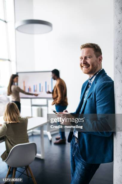 young male businessman typing message on smart phone - myspace event stockfoto's en -beelden