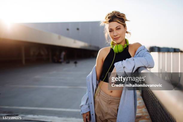 young woman on the roof top - hip hop stockfoto's en -beelden