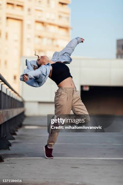 movimiento de baile - hip hop dance fotografías e imágenes de stock