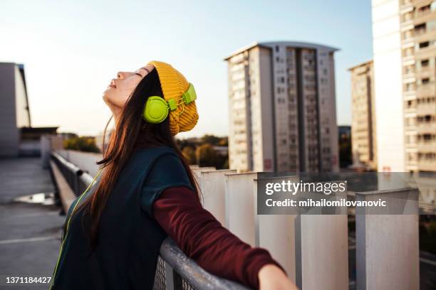 relaxing on the rooftop - aura 個照片及圖片檔