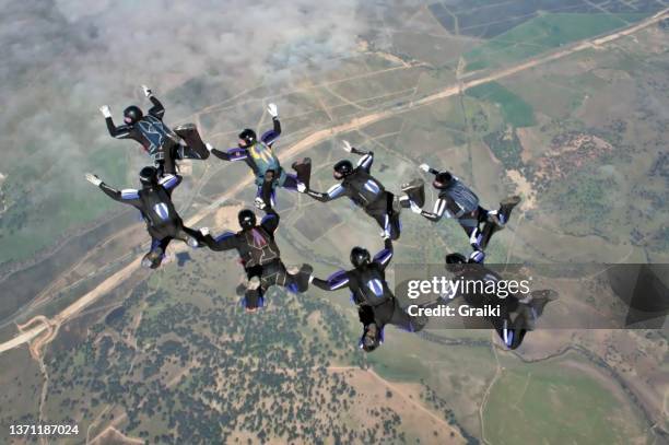 skydiving group team work - sky diving circle stock pictures, royalty-free photos & images