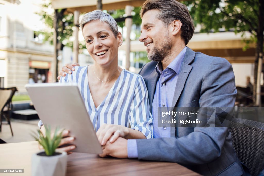 Ritratto di una coppia in pausa pranzo al ristorante
