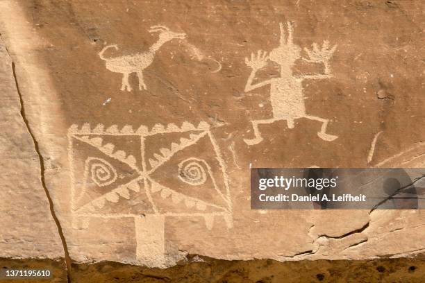 native american petroglyphs at chaco culture national historical park - anasazi culture fotografías e imágenes de stock