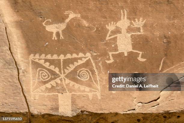 native american petroglyphs at chaco culture national historical park - anasazi ruins stockfoto's en -beelden