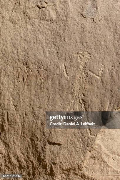 native american petroglyph rock art at chaco culture national historical park - anasazi ruins stockfoto's en -beelden