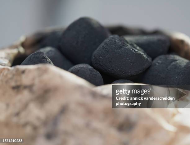 charcoal briquettes - carbon paper stockfoto's en -beelden