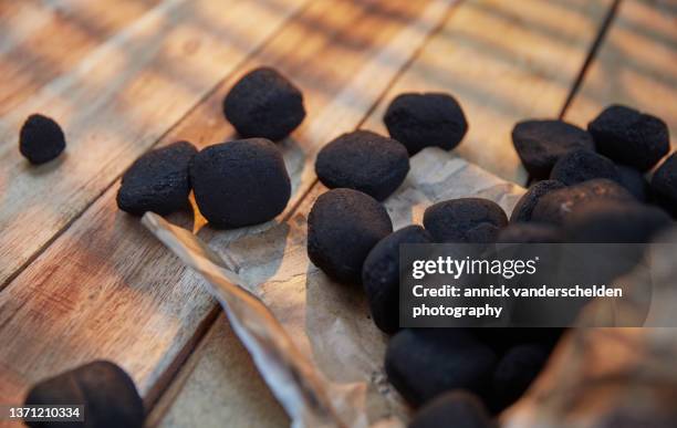 charcoal briquettes - briketts stock-fotos und bilder