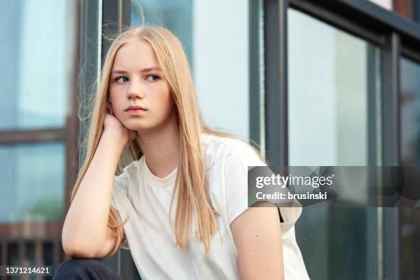 retrato al aire libre de una adolescente rubia de 15 años con el pelo largo en camiseta blanca - 15 year old blonde girl fotografías e imágenes de stock