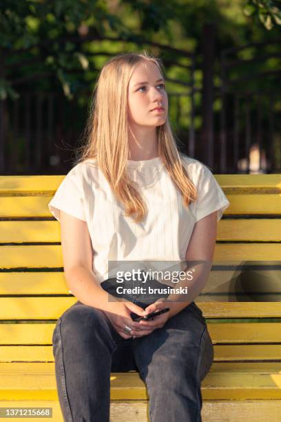 retrato al aire libre de una adolescente rubia de 15 años con el pelo largo en camiseta blanca - sólo una adolescente fotografías e imágenes de stock