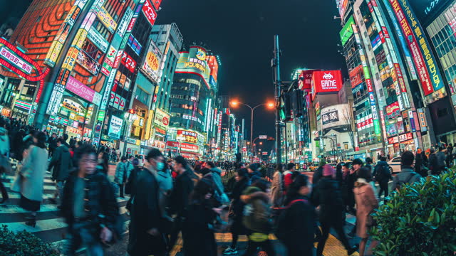 일본 신주쿠 도쿄시의 거리를 걷는 군중과 함께 가부키초의 야간 경과
